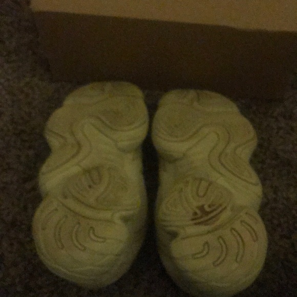 Super moon yellow yeezy 350 - Picture 4 of 6